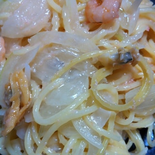 イカ、えび、あさり、たらこ、玉ねぎのパスタ